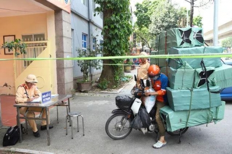 Hà Nội: Nhiều shipper bị xử phạt vì để hàng hóa che khuất biển số
