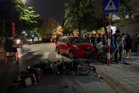 Ô tô con đâm hàng loạt xe máy trên đường Kim Giang: Hai người bị thương, nghi vấn tài xế đã uống rượu bia