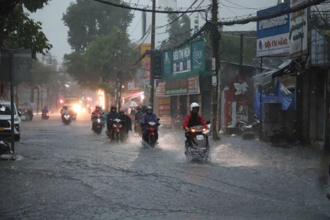 TP.HCM mưa lớn từ sáng sớm, nhiều tuyến đường ngập sâu, người dân khốn đốn đi làm