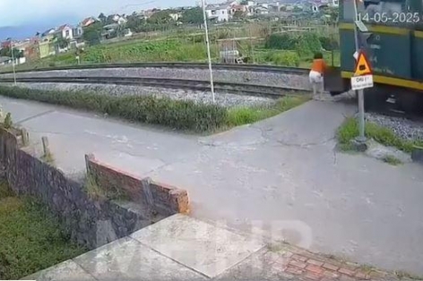 Người phụ nữ bị tàu hỏa tông khi băng qua đường ray: Cảnh báo thói quen nguy hiểm buổi sáng