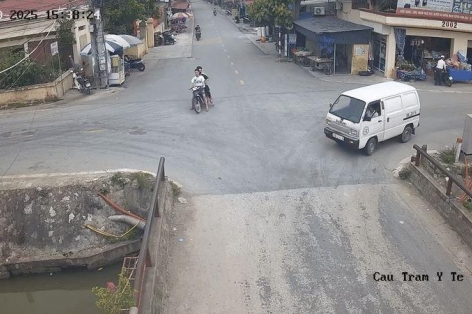 Xe máy chở ba học sinh lao xuống mương: Cảnh báo về an toàn giao thông tuổi vị thành niên