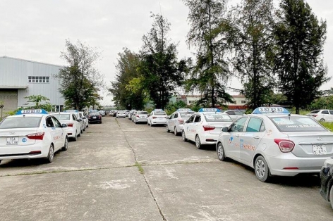 Bộ Xây dựng đề xuất miễn phí đường bộ cho mọi xe “đắp chiếu” từ 30 ngày, bỏ tem dán kính ô tô