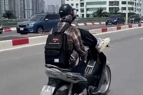 Hà Nội: Nam thanh niên lái xe bằng chân trên cầu vượt – mối nguy từ trào lưu “câu view liều mạng”