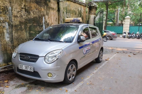 Cuốc taxi 4,2 triệu đồng và góc khuất chưa lời giải của “xe dù” đô thị