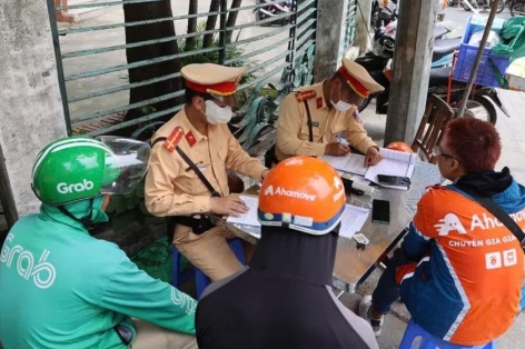 Xe ôm công nghệ “lĩnh đòn” vì vượt đèn đỏ, đi ngược chiều hàng loạt