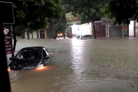 Ô tô bơi giữa phố: Thái Nguyên ngập nặng chưa từng thấy