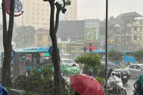 Mưa lớn giữa giờ tan tầm, nhiều tuyến phố Hà Nội ngập sâu, giao thông hỗn loạn