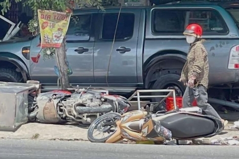Xe bán tải mất lái, tông 8 xe máy và lao vào quán ăn ở Cần Thơ: Một người tử vong, nhiều người hoảng loạn