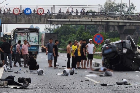 Nổ lốp ôtô trên cao tốc Hà Nội – Ninh Bình, tai nạn nghiêm trọng khiến 1 người tử vong, 4 người bị thương