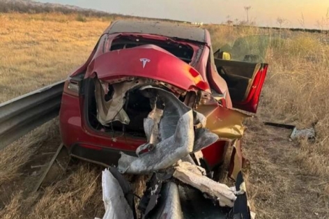 Tài xế thoát chết kỳ diệu sau khi chiếc Tesla Model Y bị rào chắn đâm xuyên thân xe