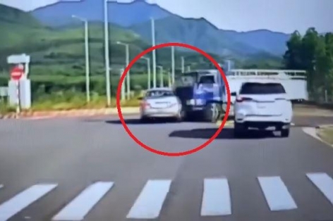 Va chạm tại giao lộ ở Đà Nẵng: Xe tập lái vượt phải, xe tải lao tới, lỗi tại ai?