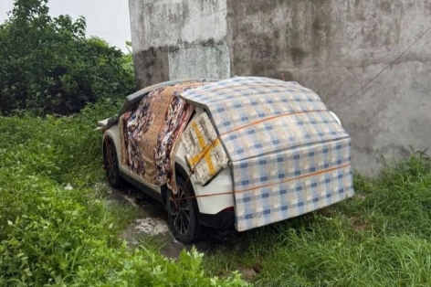 Người dân chủ động ứng phó bão Wipha: Dùng xốp bọc ôtô, thuê container chắn gió, tập kết xe lên cao tránh ngập