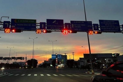 Vì sao đèn giao thông Hà Nội nhấp nháy bất thường? CSGT chính thức lên tiếng