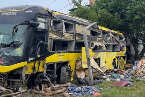 Hành khách kể phút giây kinh hoàng trong vụ lật xe khách tại Hà Tĩnh: “Kính vỡ tung, người nằm chồng lên nhau”