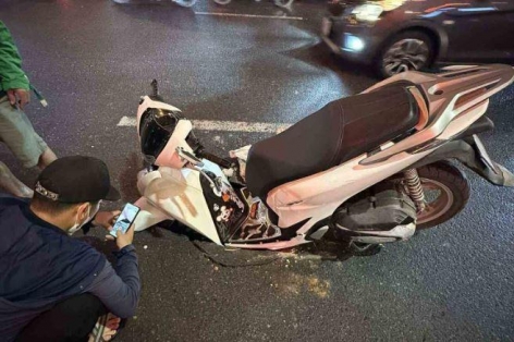 Xe máy “lọt hố” vì sụt lún đường giữa Hà Nội: Người dân có thể đòi bồi thường?