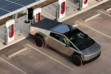 Tesla Cybertruck bất ngờ không khởi động dù cắm sạc liên tục, hãng phản hồi ra sao?