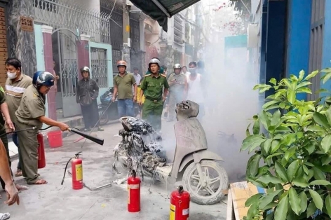 Xe điện không sạc vẫn cháy rụi, 7 người trong nhà tháo chạy qua ban công thoát thân