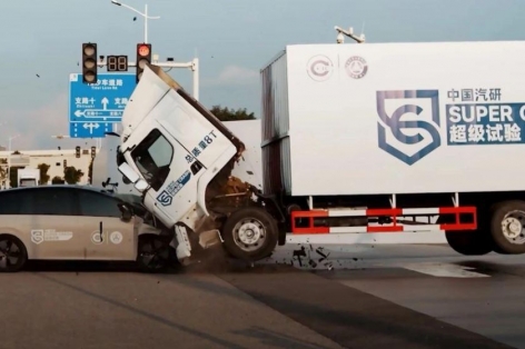 Hãng xe Trung Quốc gây tranh cãi với video thử nghiệm va chạm SUV điện và xe tải 8 tấn