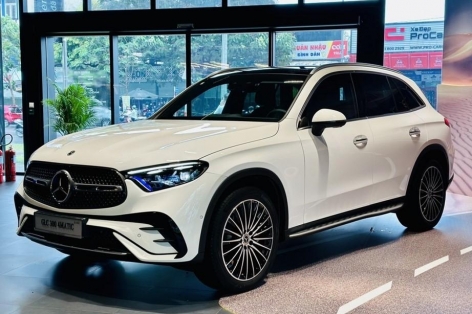 Xác minh vụ Mercedes che biển số bằng nơ lớn khi chạy trên đường Hà Nội