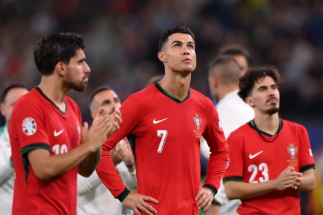 Ronaldo bình thản đến đau lòng trong ngày Bồ Đào Nha bị loại