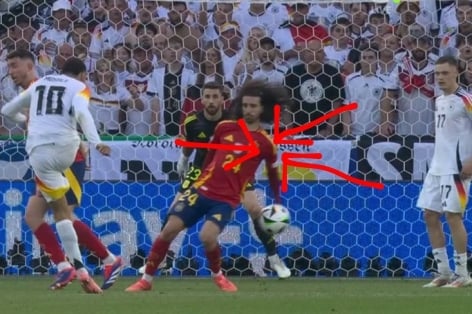 Trọng tài Anh cướp trắng trợn quả penalty của Đức trước Tây Ban Nha