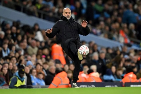 Pep Guardiola chê bóng thi đấu, FA lập tức phản pháo