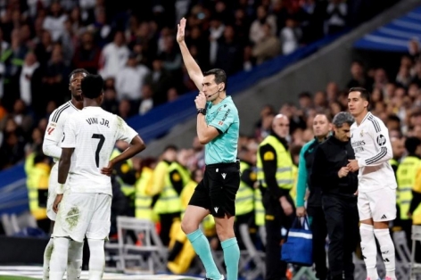 Trọng tài gây tranh cãi ở El Clasico nhưng có lợi cho Real Madrid