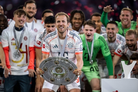 Kane ghi bàn trong ngày chính thức nâng đĩa bạc Bundesliga
