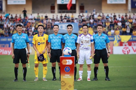 Trọng tài quên luật ở V-League bị đình chỉ nhiệm vụ