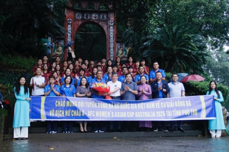 ĐT nữ Việt Nam dâng hương tưởng niệm các Vua Hùng