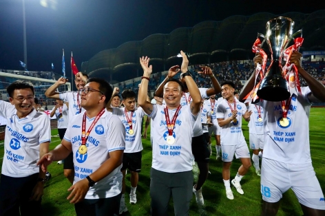 HLV Nam Định nói gì trong ngày chính thức nâng cúp V-League?