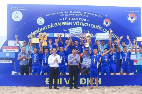 Chủ tịch VFF chúc mừng CLB Khánh Hòa vô địch