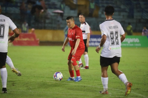 Trực tiếp Huyền thoại MU 2-2 Việt Nam All Stars: Nỗ lực