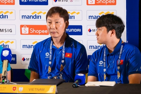 HLV Kim Sang Sik chỉ thẳng 2 đội đua vô địch với U23 Việt Nam