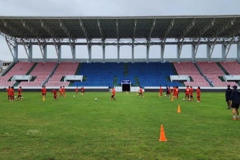 Tuyển Việt Nam tập luyện bất chấp cơn bão Wipha