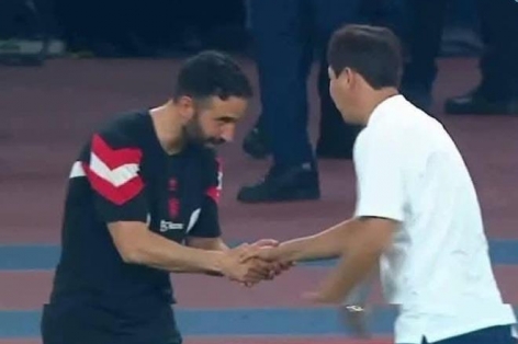 Nhìn Amorim bị sa thải, lại thấy phục HLV Kim Sang Sik