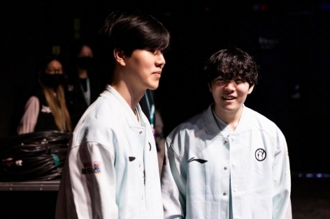Rookie ám chỉ Jiejie đã “hết cửa” thi đấu tại IG
