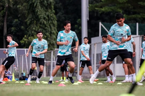 VIDEO: Indonesia tập luyện, được bảo vệ như ĐKVĐ World Cup