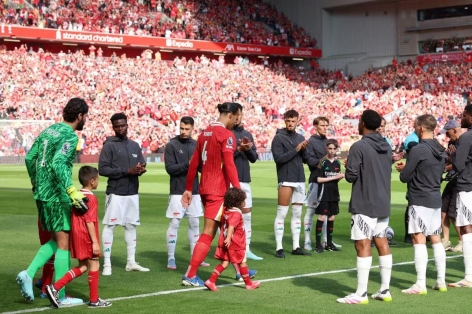 Sao trẻ Arsenal tỏ thái độ bất thường khi chào đón Liverpool
