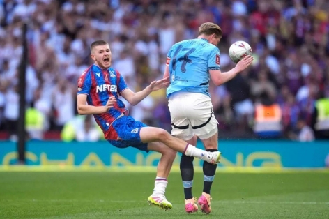 Ngôi sao Crystal Palace bị De Bruyne 'tác động vật lý'