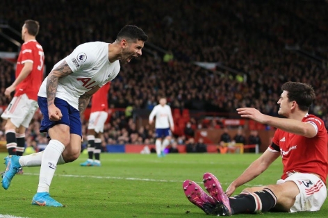 Harry Maguire và Cristian Romero va chạm sau trận chung kết Europa League
