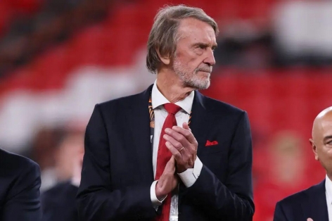 Sir Jim nhận cảnh báo tại Manchester United