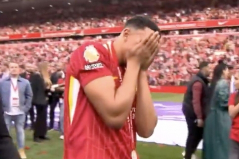 Alexander-Arnold bật khóc khi nâng cúp Premier League