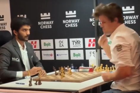 Vua cờ Magnus Carlsen cay cú đập bàn khi thua thần đồng Ấn Độ