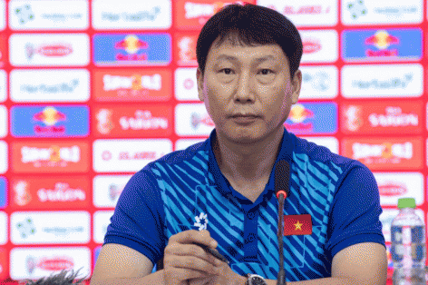 HLV Kim Sang Sik và 'nước cờ táo bạo' cho hàng công tuyển Việt Nam