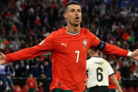 HLV tuyển Bồ Đào Nha nổi giận khi Ronaldo bị CĐV đụng chạm