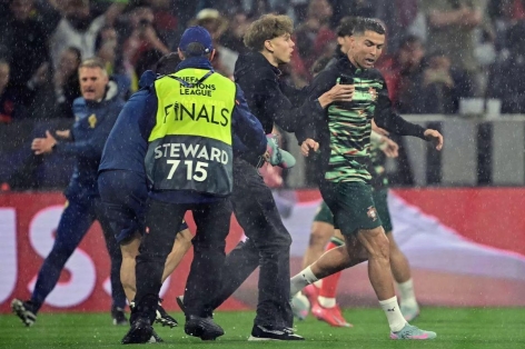 Fan cuồng lao thẳng vào sân ôm Ronaldo trước trận gặp Đức