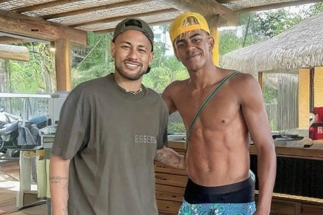Lamine Yamal tụ tập cùng Neymar, CĐM lập tức lên tiếng cảnh báo