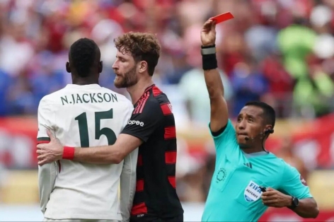 HLV Chelsea nói một câu duy nhất sau thẻ đỏ của Jackson