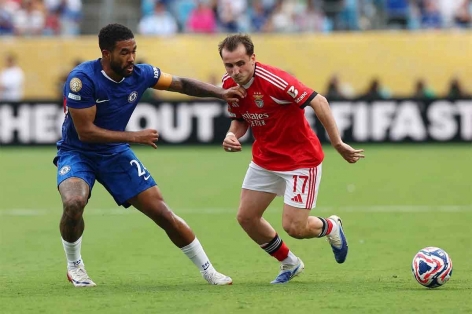 Trận Chelsea và Benfica bị hoãn ở phút 86